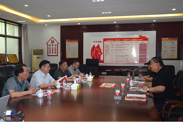 臨汾市市場(chǎng)監(jiān)督管理局局長、非公企業(yè)黨委書記張東紅<br>在科海集團(tuán)調(diào)研非公黨建工作